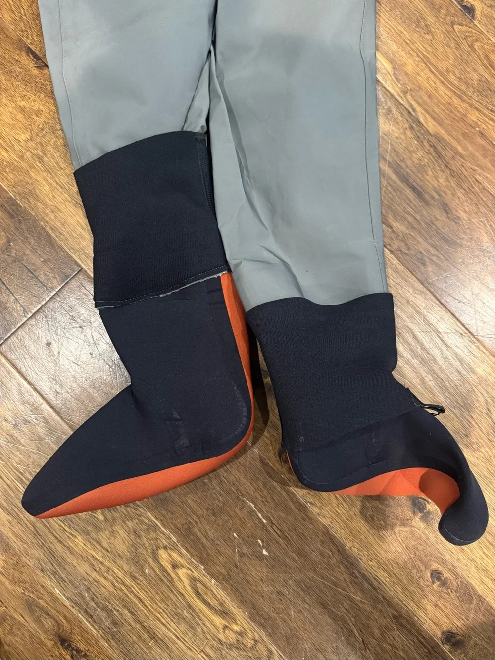 Simms flyfishing Men’s Two-Tone Waders w/ Simms felt bottom Brown leather Boots